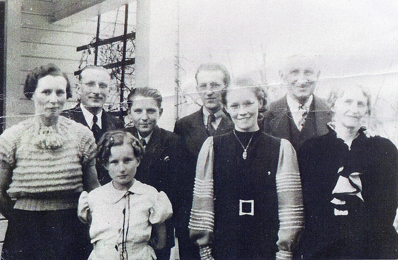 Picture of Manilla Scott Joan Raymon Burt Margaret Clements Adella just befor Burt departed for his mission.